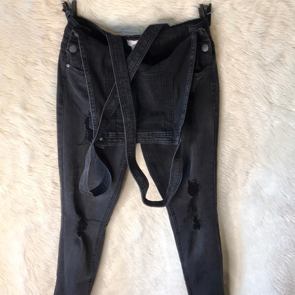 GREY DISTRESSED OVERALLS! 🤍🖤